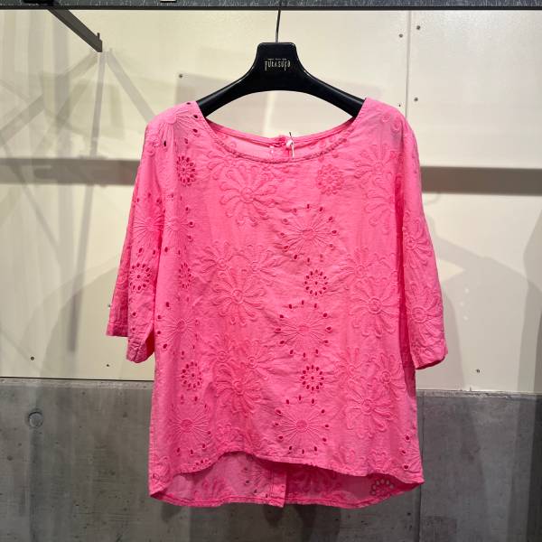 【体型を自然にカバー】フランスブランドAMARIAのフラワー刺繍ワイドトップス　レディーストップス